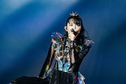 人気画像4位は「BABYMETAL・MOMOMETALの“聖誕”を祝う儀式開催、参列者には神器を配布」より、SU-METAL(Vocal, Dance)。(Photo by Taku Fujii)