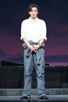 「シェルブールの雨傘」囲み取材中の京本大我（SixTONES）。