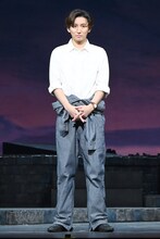 「シェルブールの雨傘」囲み取材中の京本大我（SixTONES）。