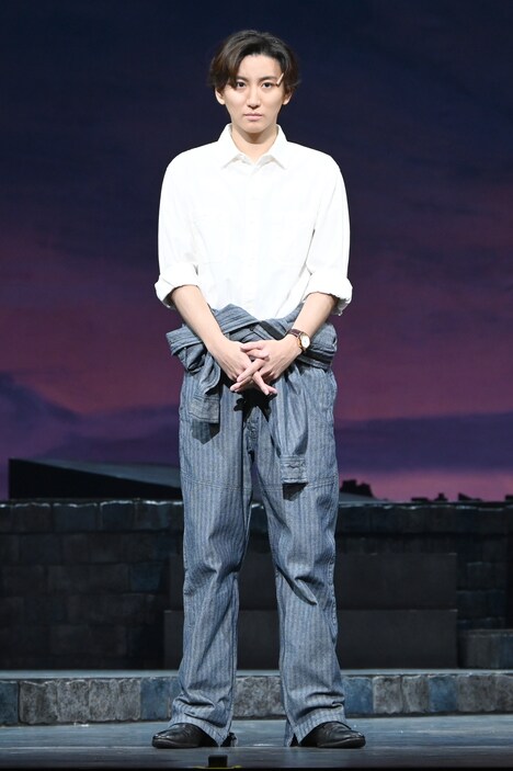 「シェルブールの雨傘」囲み取材中の京本大我（SixTONES）。