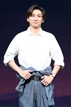 腰にまいたジャケットの袖を強く結ぶ京本大我（SixTONES）。