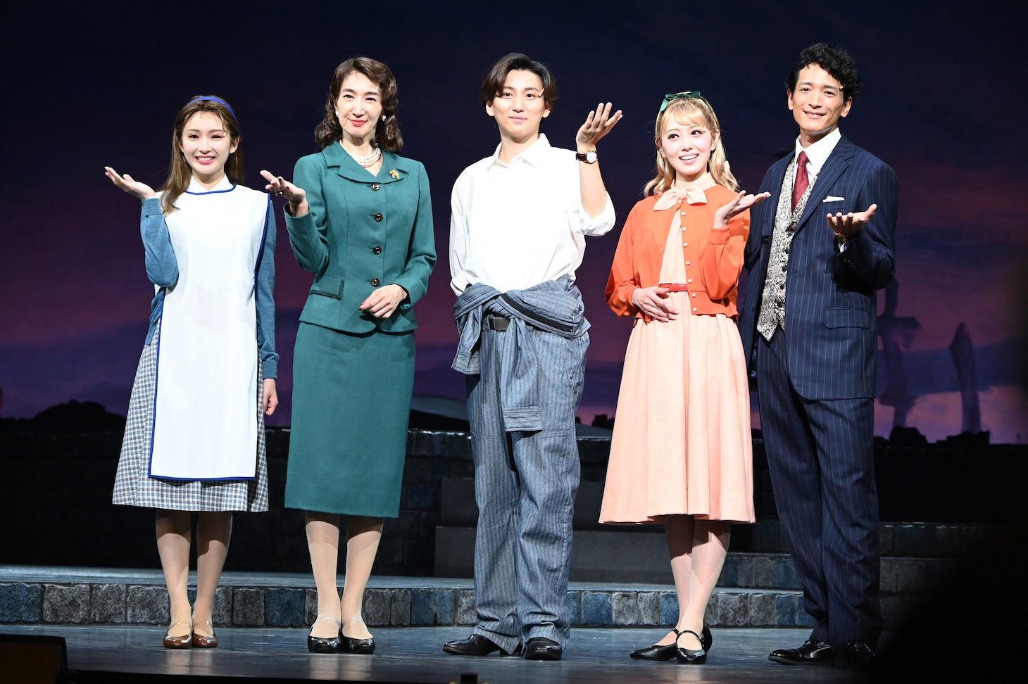 左から井上小百合、春野寿美礼、京本大我（SixTONES）、朝月希和、渡部豪太。