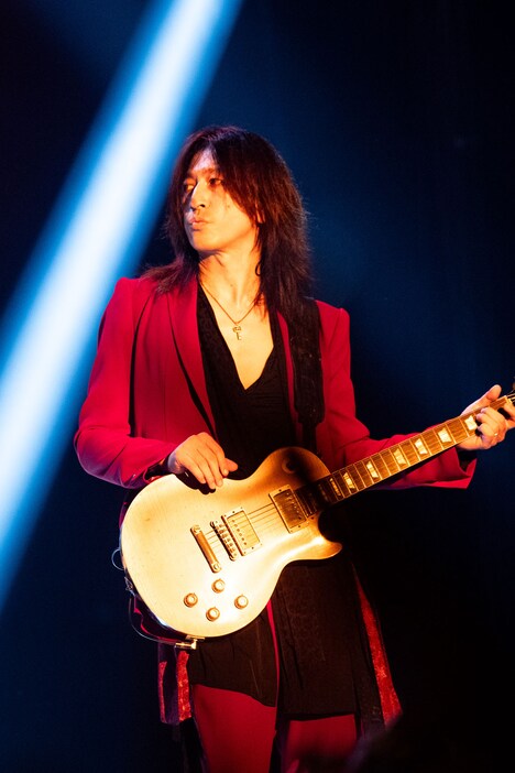 TAKURO（G）（撮影：岡田裕介）