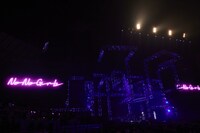 「No No Girls」のロゴが映し出される横浜アリーナのスクリーン。