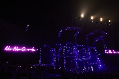 「No No Girls」のロゴが映し出される横浜アリーナのスクリーン。