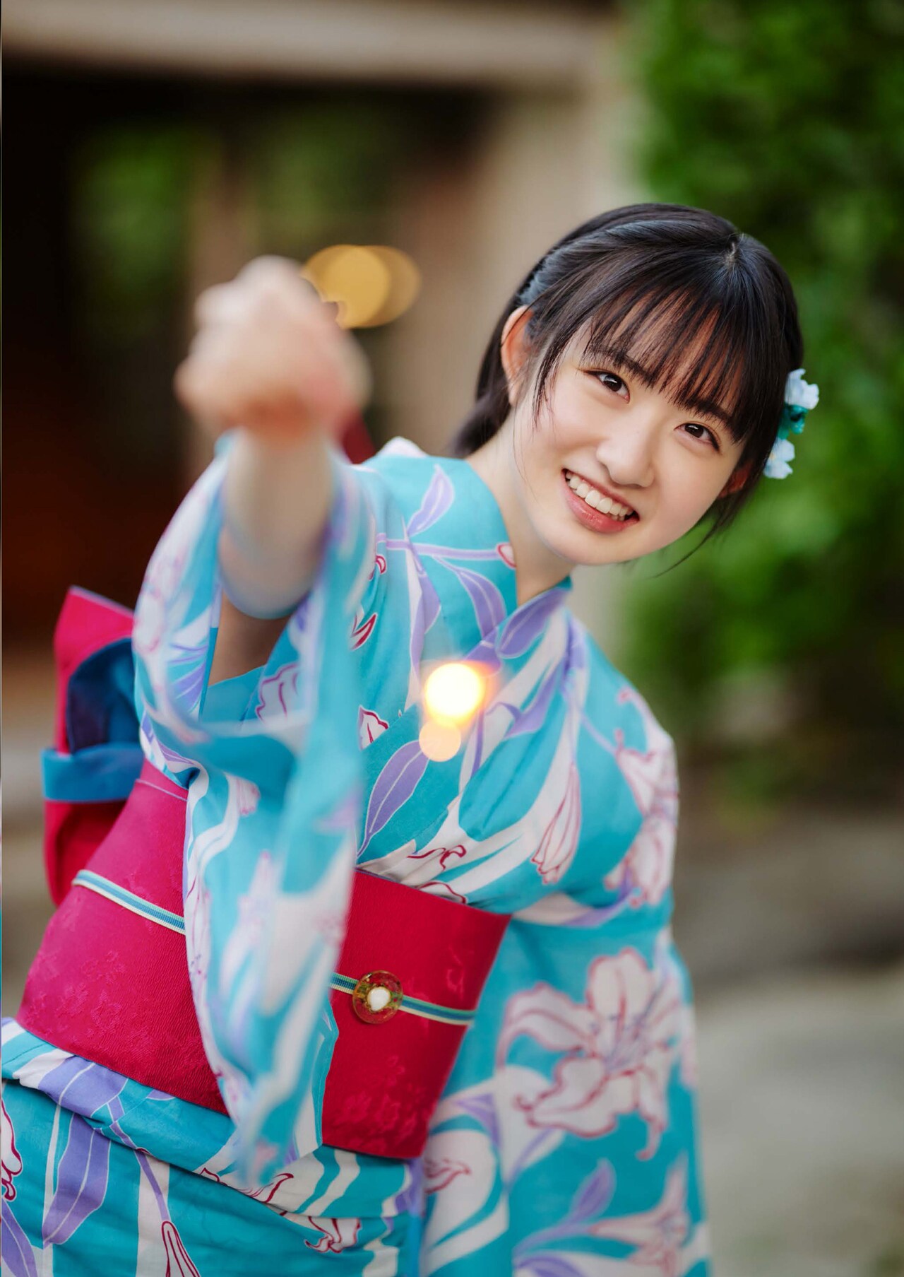 【かすみ草とステラ】一期生 人気のワインレッド衣装セット　比賀、小柴、吉川 かすみ草とステラ・比賀ハル1st写真集を発売、鍛え上げられた腹筋や