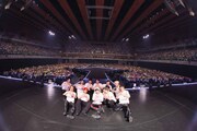 「2023 INI 2ND ARENA LIVE TOUR [READY TO POP!]」初日公演で撮影した記念写真。(c)LAPONE Entertainment