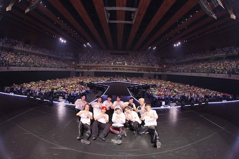 「2023 INI 2ND ARENA LIVE TOUR [READY TO POP!]」初日公演で撮影した記念写真。(c)LAPONE Entertainment