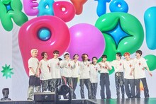 サプライズ発表後、「みんな集合！」という木村柾哉の声で集まるINIのメンバー。(c)LAPONE Entertainment