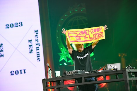 2007年末のPerfumeタオルを掲げるピエール中野。(c)テレビ朝日 ドリームフェスティバル2023 / 写真：岸田哲平