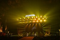 羊文学のステージの様子。 (c)テレビ朝日 ドリームフェスティバル2023 / 写真：岸田哲平