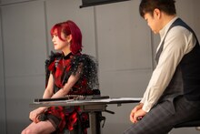 自身の楽曲をファンとともに聴く岡田奈々。