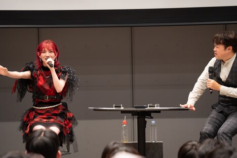 左から岡田奈々、荘口彰久アナウンサー。