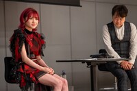 自身の楽曲をファンとともに聴く岡田奈々。
