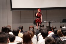 ファンとコミュニケーションを取る岡田奈々。