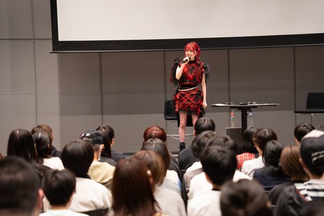 ファンとコミュニケーションを取る岡田奈々。