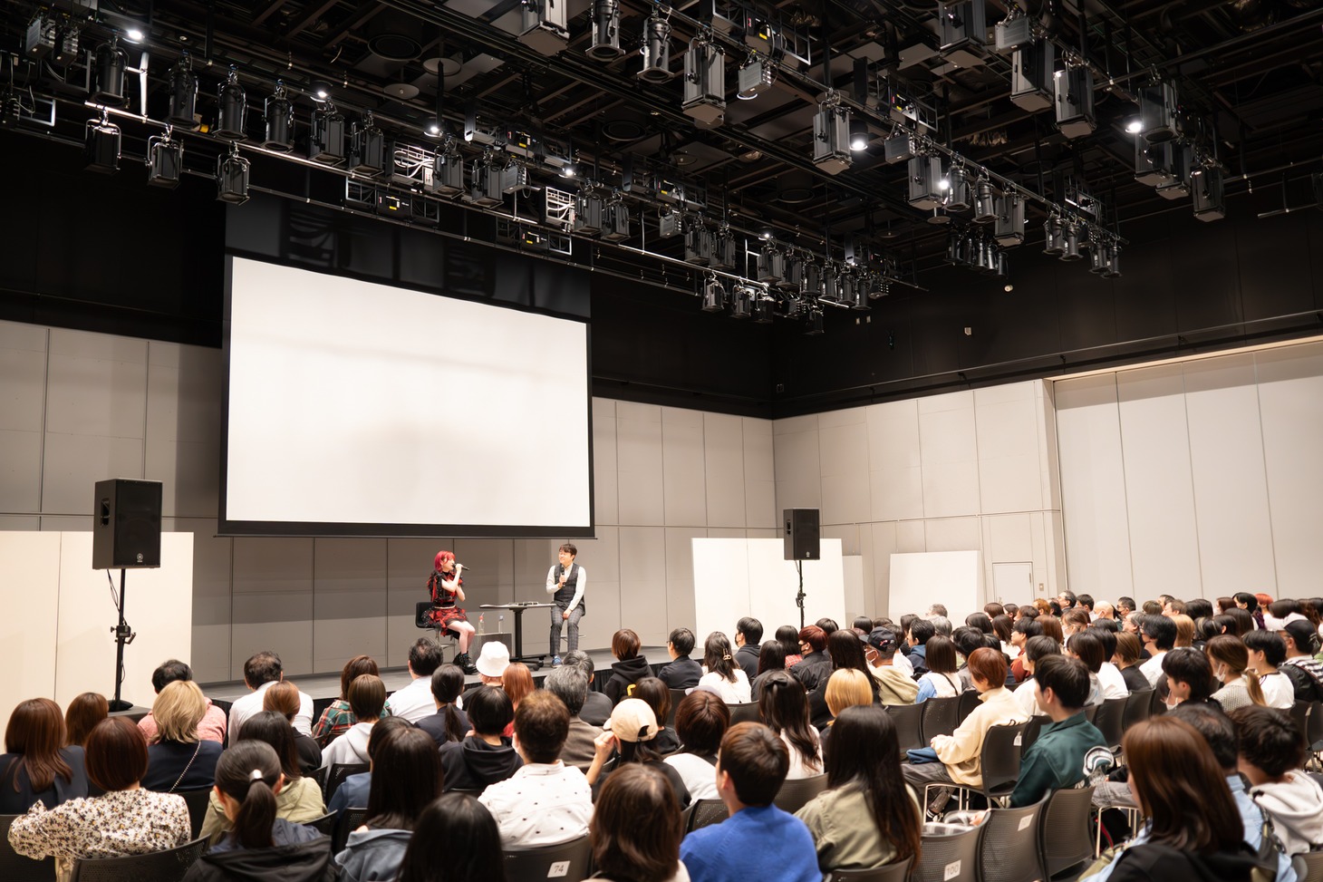 岡田奈々「Asymmetry」プレミアム先行試聴会イベントの様子。