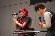 左から岡田奈々、荘口彰久アナウンサー。