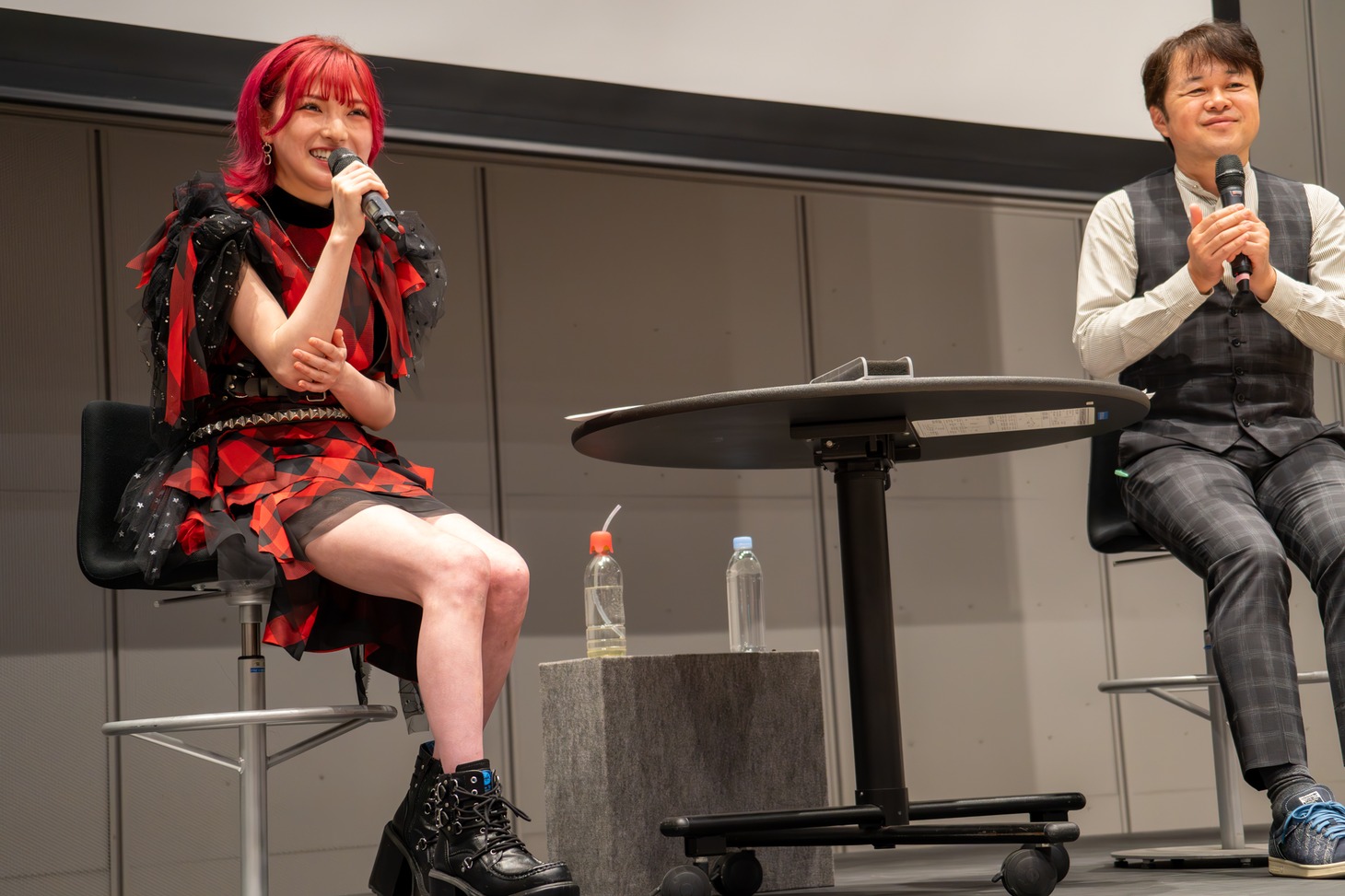 左から岡田奈々、荘口彰久アナウンサー。