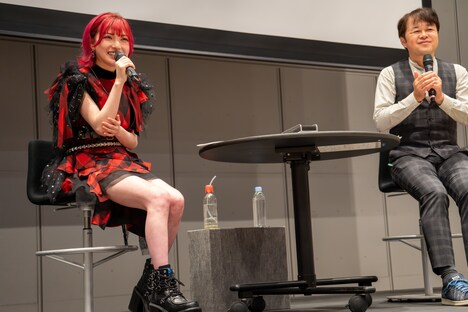 左から岡田奈々、荘口彰久アナウンサー。