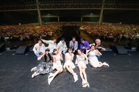 フィナーレで撮影された記念写真。 (c)テレビ朝日 ドリームフェスティバル2023 / 写真：岸田哲平