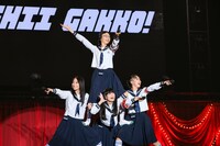 オーディエンスにマイクを向ける新しい学校のリーダーズ。(c)テレビ朝日ドリームフェスティバル2023 / 写真：岸田哲平