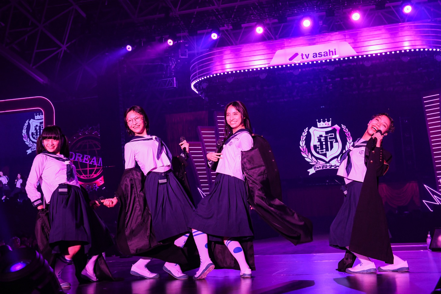 学ランを色っぽく脱ぐ新しい学校のリーダーズ。 (c)テレビ朝日ドリームフェスティバル2023 / 写真：岸田哲平