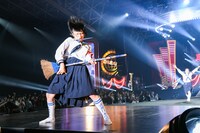 箒でエアギターをするSUZUKA（新しい学校のリーダーズ）。(c)テレビ朝日ドリームフェスティバル2023 / 写真：岸田哲平