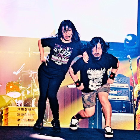 花道を歩くナヲとダイスケはん（マキシマム ザ ホルモン）。(c)テレビ朝日 ドリームフェスティバル2023 / 写真：浜野カズシ