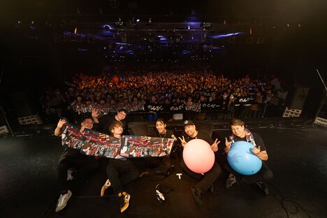 フロアをバックに記念撮影するのんぴー。