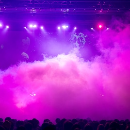 Corneliusがツアー最終公演で表現した"夢中夢"の世界、煙の中で忽然と消える