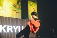 独特な“ジャケット捌き”を見せつけるSKRYU。