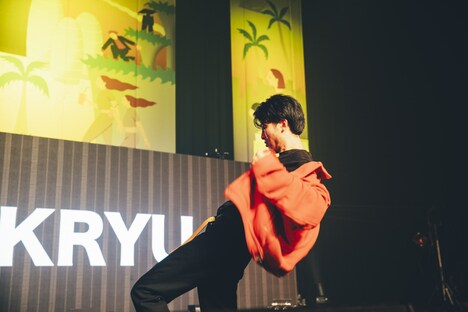 独特な“ジャケット捌き”を見せつけるSKRYU。