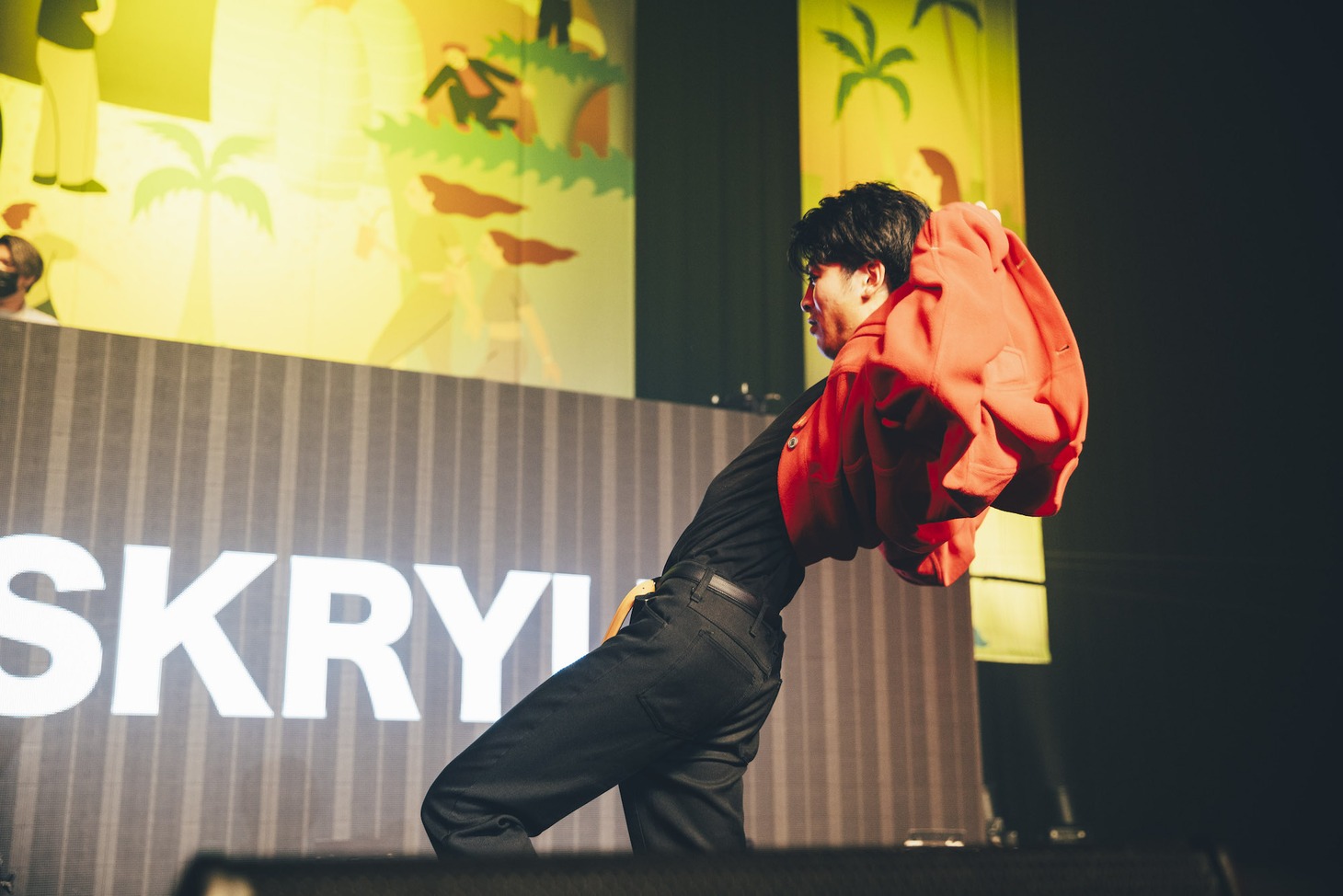 独特な“ジャケット捌き”を見せつけるSKRYU。