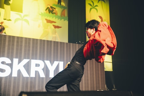 独特な“ジャケット捌き”を見せつけるSKRYU。