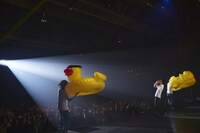 アヒルのバルーンを客席に投げ入れるSUSHIBOYS。