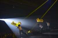 アヒルのバルーンを客席に投げ入れるSUSHIBOYS。