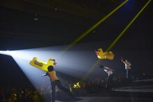 アヒルのバルーンを客席に投げ入れるSUSHIBOYS。