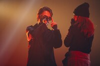 ステージ上に女性を“エスコート”したTOC。