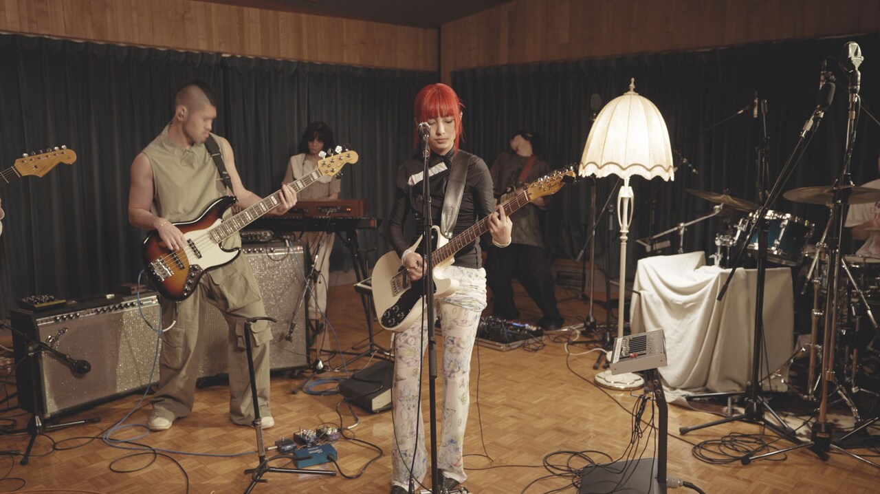 a子、3rd EPより「あたしの全部を愛せない」スタジオライブ映像公開