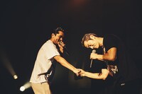 握手を交わすZeebraと般若。