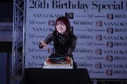 バースデーケーキを前に記念撮影する岡田奈々。（提供：エイベックス）