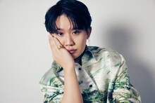 蜂モチーフの指輪をつけた葉山翔太。