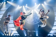 ジャンプする鞘師里保。