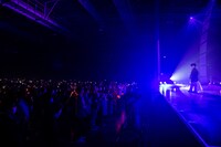 スマホのライトがまたたくフロア。