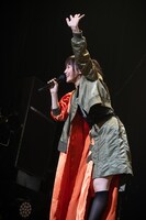 「真ん中が0番で、90cmずつ番号が打たれているんです。今、7番から手を振っていまーす」とステージの仕組を紹介する鞘師里保。