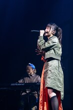 鈴木瑛子（左）のピアノに乗せて熱唱する鞘師里保（右）。