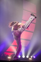 大きく蹴り上げる鞘師里保。