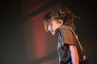 鋭い眼光でフロアを見据える鞘師里保。