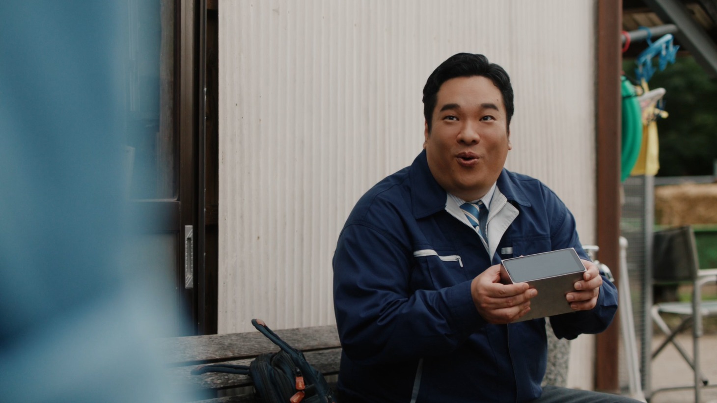 ドコモビジネス「ビジネスマホパック」の新テレビCM「間違った対策 スマホケース」編より。